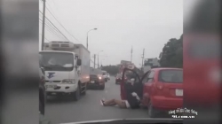 video cau be thoat chet than ky khi o to mat lai lao trung