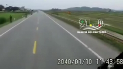 video xe tai bat ngo cuon co gai di bo vao gam can nat chan nan nhan