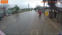 video tai xe trung quoc deo 12 chiec khau trang cung luc de phong dich corona