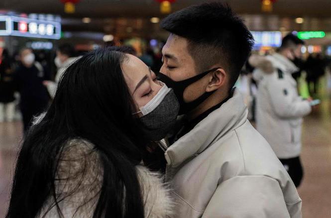 hon nhau qua lop khau trang cach the hien tinh yeu cua cac cap doi giua dich virus corona
