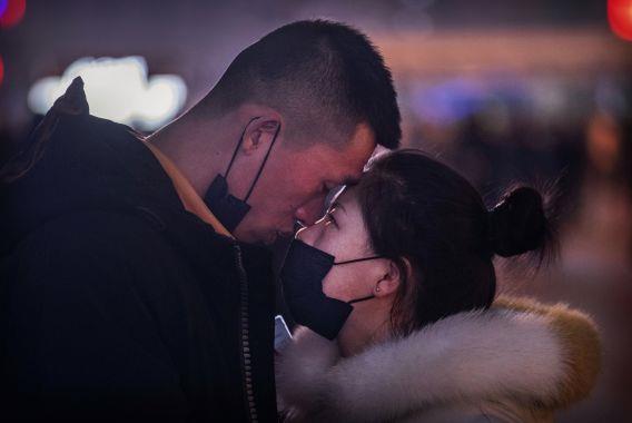 hon nhau qua lop khau trang cach the hien tinh yeu cua cac cap doi giua dich virus corona