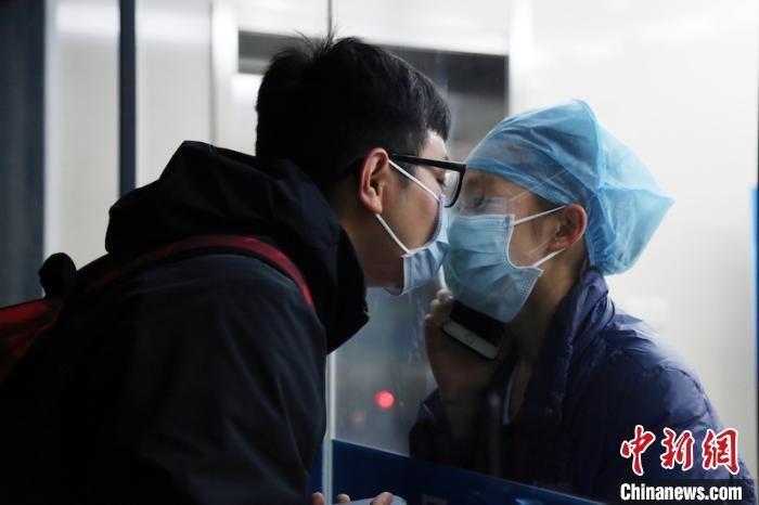 hon nhau qua lop khau trang cach the hien tinh yeu cua cac cap doi giua dich virus corona