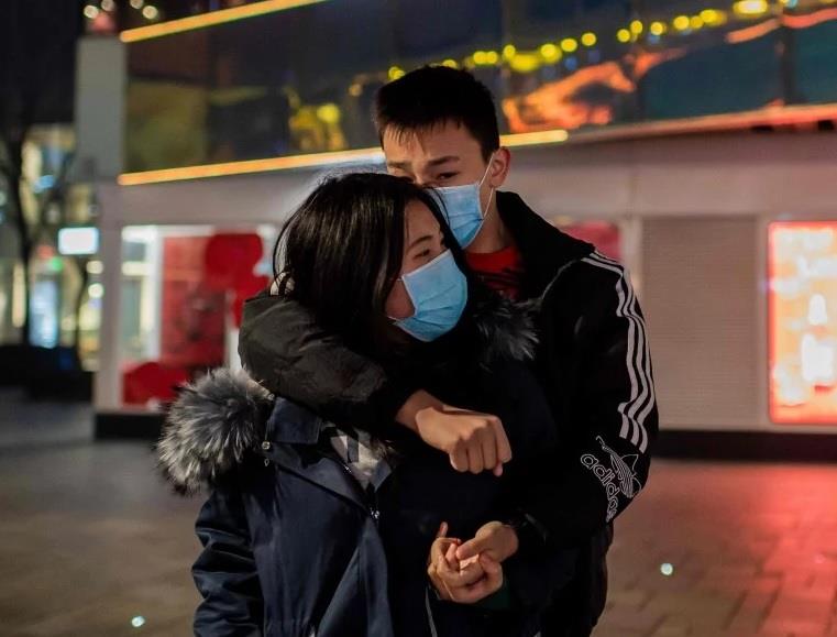 hon nhau qua lop khau trang cach the hien tinh yeu cua cac cap doi giua dich virus corona