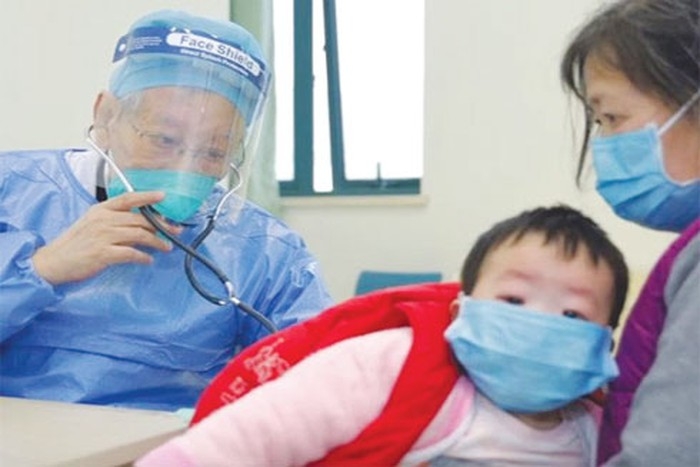 Giữa tâm dịch Corona ở Vũ Hán, bác sĩ 86 tuổi ngồi xe lăn vẫn xung phong ra tuyến đầu giua tam dich corona o vu han bac si 86 tuoi ngoi xe lan van xung phong chien dau
