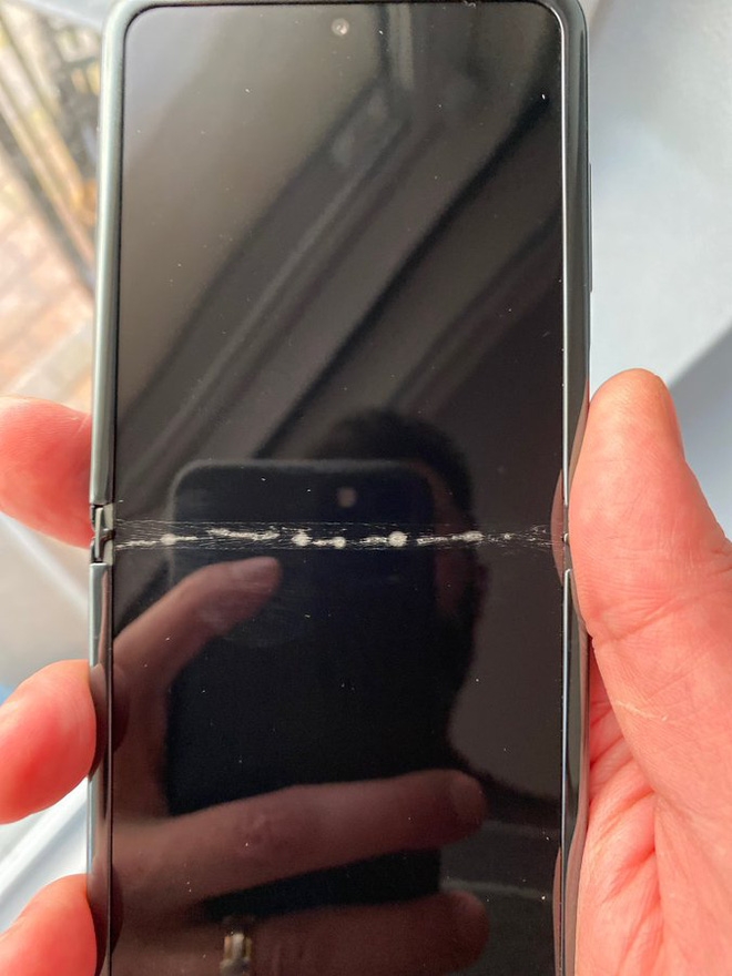 sieu pham galaxy z flip cua samsung de xuoc man hinh gay va nut vo phan ban le gap
