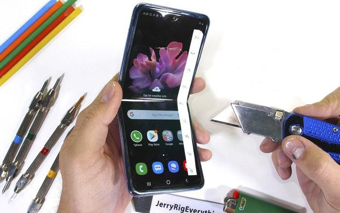 sieu pham galaxy z flip cua samsung de xuoc man hinh gay va nut vo phan ban le gap