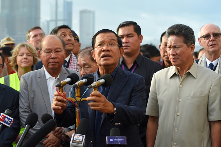 ong hun sen noi gi ve vu khach tren tau cap ben campuchia nhiem virus corona
