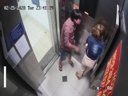 video nguoi phu nu ha do van ke gio tro sam so trong thang may