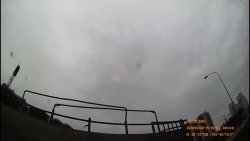 video xe may va 2 o to lao thang vao nhau giua nga tu nguoi phu nu vang len khong trung