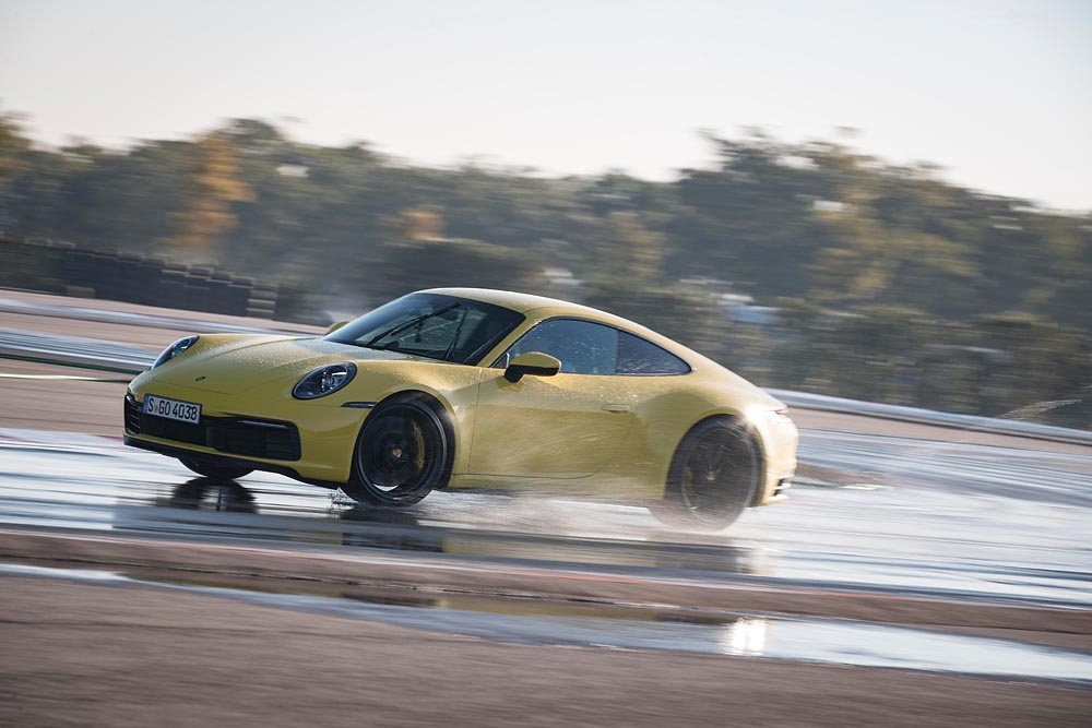 che do lai tren duong uot porsche wet mode bat chap troi mua