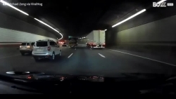 Video: Hãi hùng xe tải tự lật nghiêng, tóe lửa trong hầm cao tốc