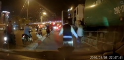 video nam thanh nien di xe may danh vong tren duong cam dao thach thuc csgt