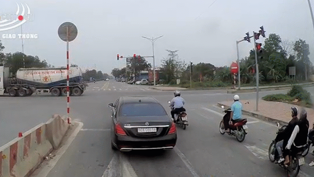 video nguoi phu nu bi o to chen thang len nguoi sau khi tranh cai