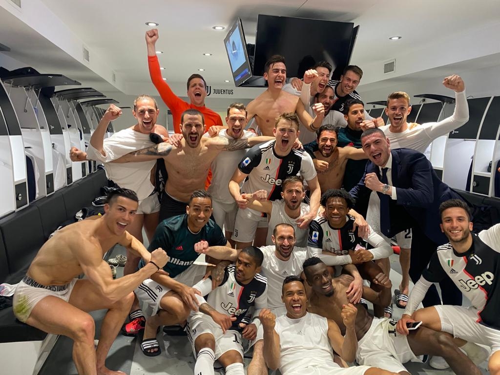 C.Ronaldo có thể bị cách ly vì chụp ảnh chung với hậu vệ Juventus nhiễm COVID-19 cronaldo co the bi cach ly vi chup anh chung voi hau ve juventus nhiem covid 19