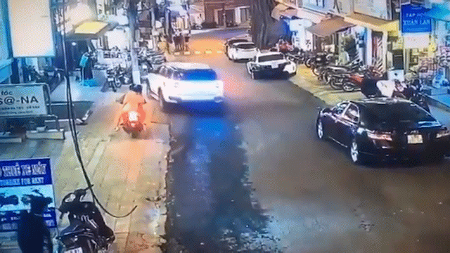 Video: Hãi hùng ô tô bỗng dưng đâm 7 chiếc xe máy rồi lật nghiêng trên đường