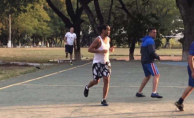 Trong tù, Ronaldinho vẫn ghi 5 bàn giúp đội nhà vô địch giành phần thưởng chú lợn nặng 16 kg trong tu ronaldinho van ghi 5 ban giup doi nha vo dich gianh phan thuong chu lon nang 16 kg