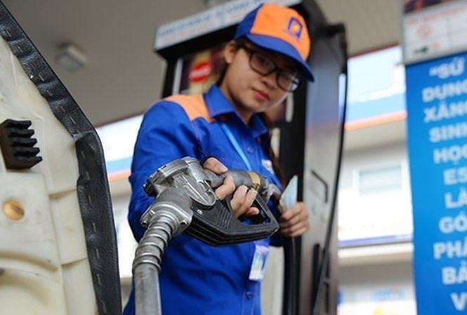 Giá xăng giảm mạnh hơn 2.000 đồng/lít vi sao gia xang giam manh con 16000 donglit tu chieu 1532020