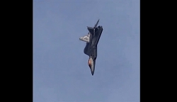 video tiem kich f 22 pho dien ky thuat bay tren khong kho chua tung thay