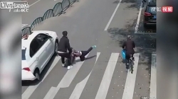 video bi o to lao thang vao nguoi dan ong van khong he han mot cach kho tin