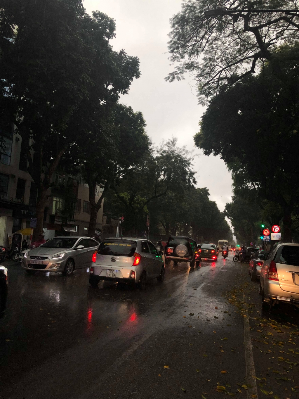 Bầu trời Hà Nội có hiện tượng tối cục bộ vào sáng 1/4 bau troi ha noi sang som bat ngo sam lai nhu buoi toi