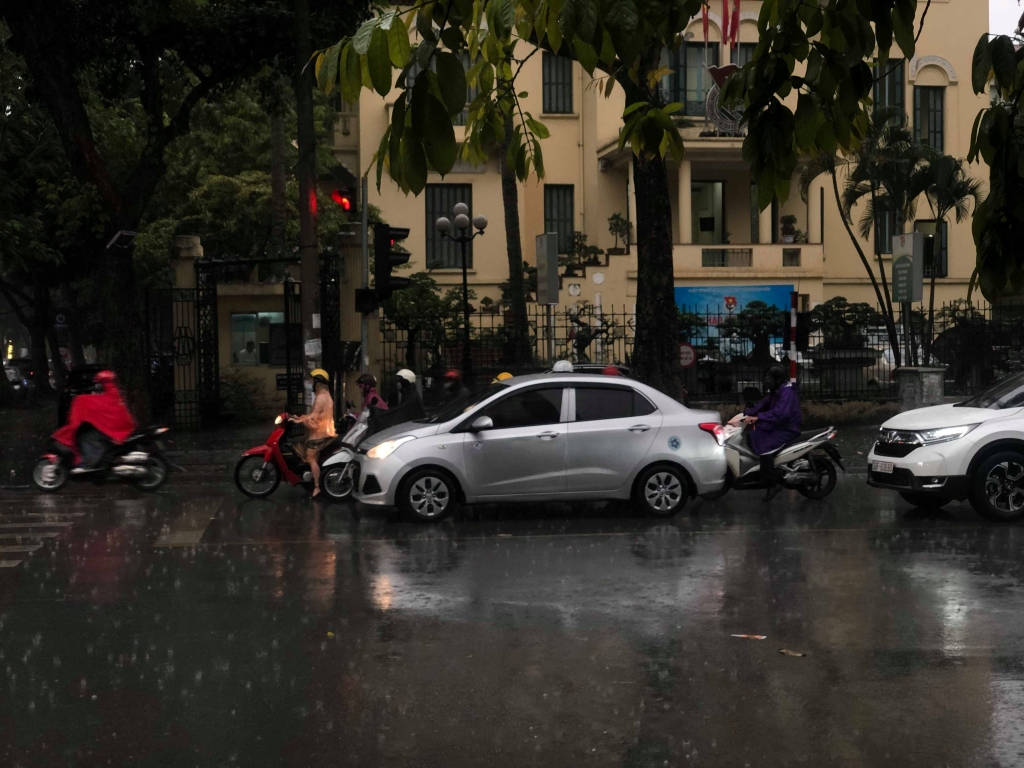 Bầu trời Hà Nội có hiện tượng tối cục bộ vào sáng 1/4 bau troi ha noi sang som bat ngo sam lai nhu buoi toi