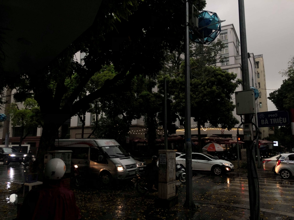 Bầu trời Hà Nội có hiện tượng tối cục bộ vào sáng 1/4 bau troi ha noi sang som bat ngo sam lai nhu buoi toi