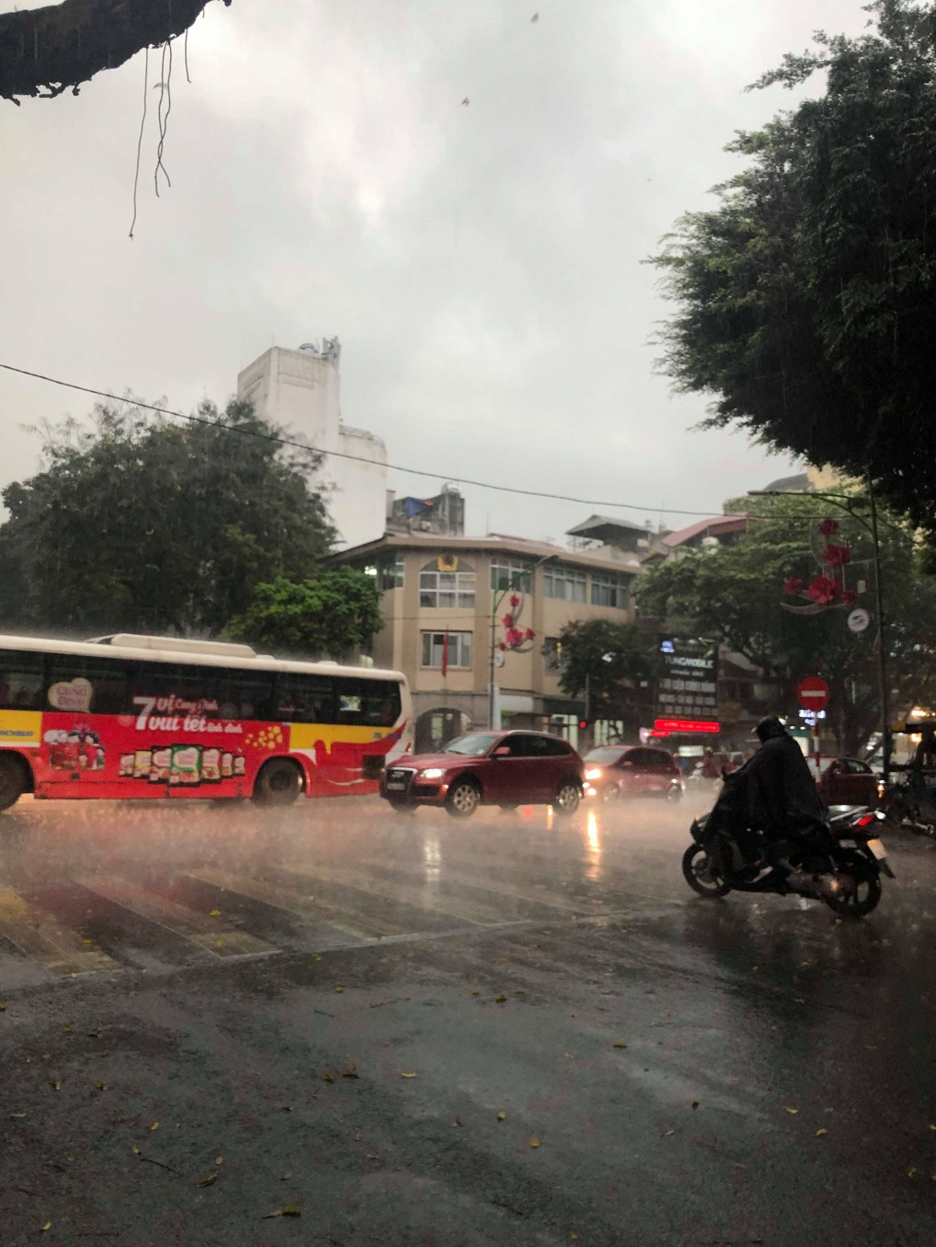 Bầu trời Hà Nội có hiện tượng tối cục bộ vào sáng 1/4 bau troi ha noi sang som bat ngo sam lai nhu buoi toi