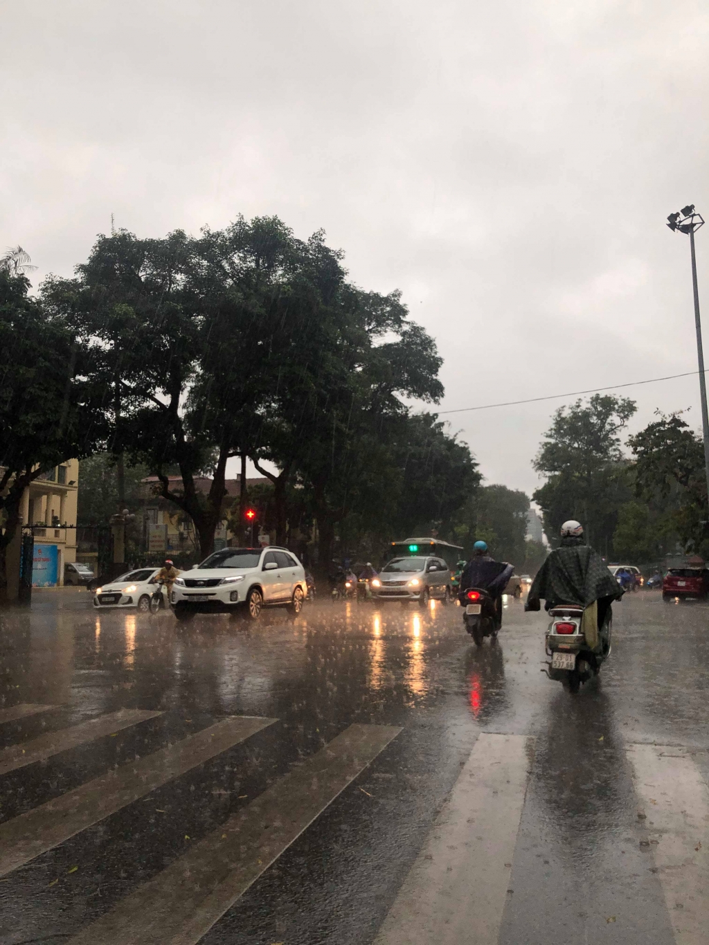 Bầu trời Hà Nội có hiện tượng tối cục bộ vào sáng 1/4 bau troi ha noi sang som bat ngo sam lai nhu buoi toi