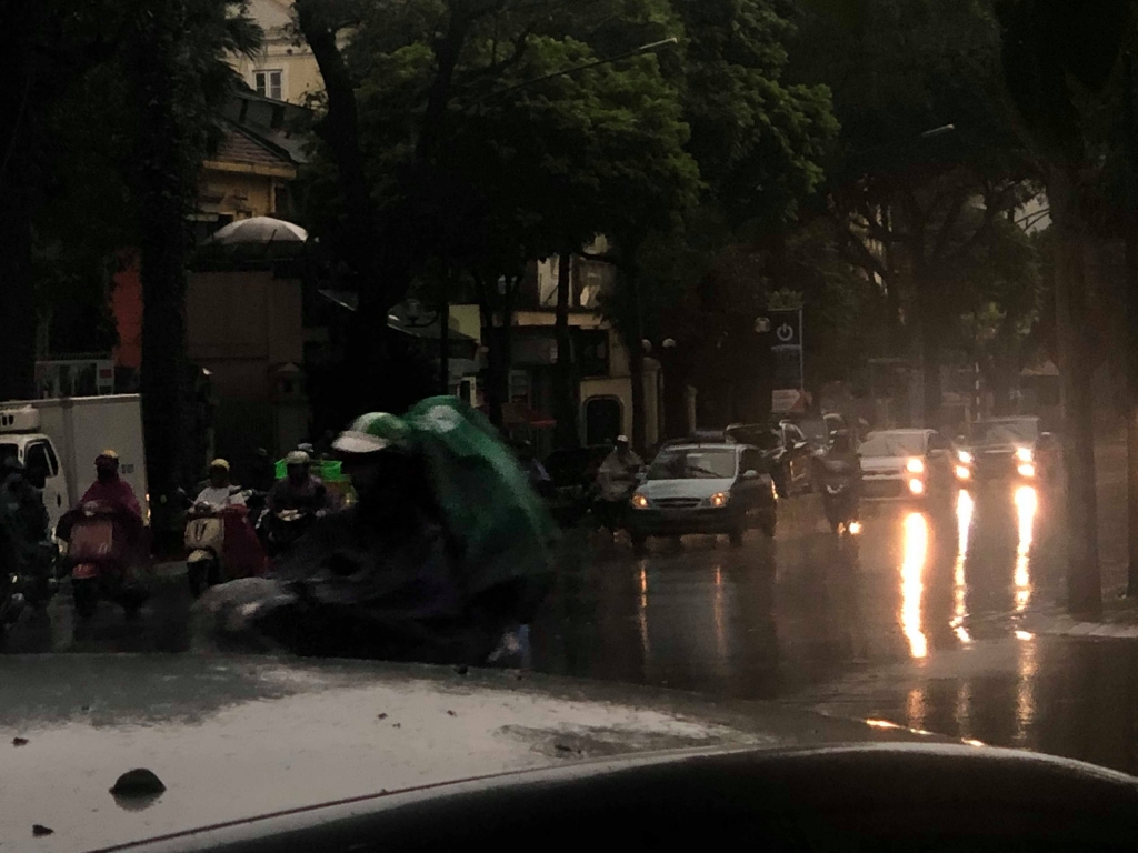 Bầu trời Hà Nội có hiện tượng tối cục bộ vào sáng 1/4 bau troi ha noi sang som bat ngo sam lai nhu buoi toi