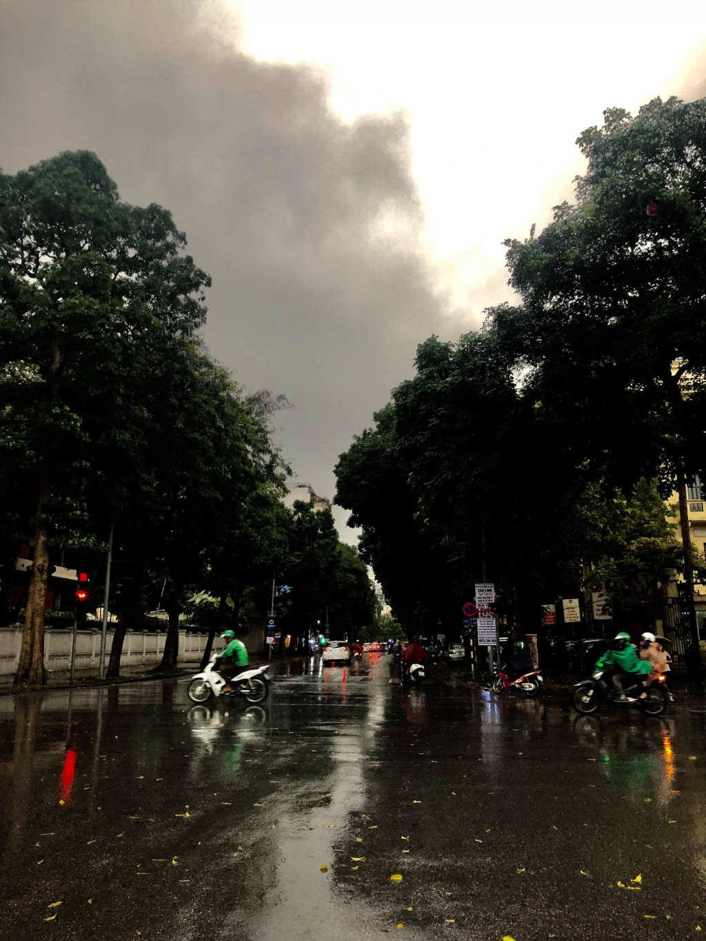 Bầu trời Hà Nội có hiện tượng tối cục bộ vào sáng 1/4 bau troi ha noi sang som bat ngo sam lai nhu buoi toi
