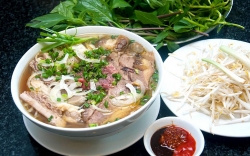 nguoi ha noi keo nhau den con duong lang man nhat thu do mua sau thay la