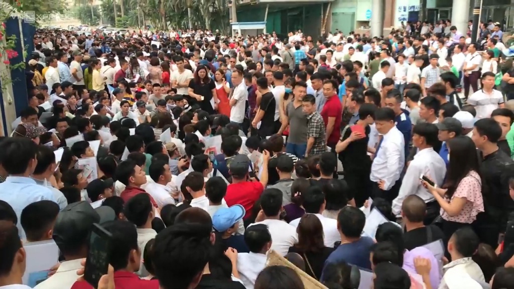 Vì sao hàng nghìn người đổ xô đi xin visa Hàn Quốc gây náo loạn giữa phố Hà Nội? vi sao hang nghin nguoi do xo di xin visa han quoc gay nao loan giua pho ha noi