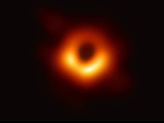 stephen hawking tung phat hien ra ho den vu tru the nao