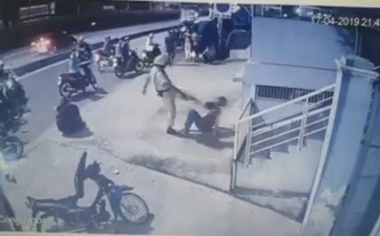 Tranh cãi clip CSGT "trấn áp" 2 thanh niên ở TP.HCM xac minh clip csgt tran ap 2 thanh nien o tphcm