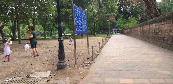 Cụ ông 81 tuổi "nựng" cô gái tâm thần ở vườn hoa Quốc Tử Giám ong lao 81 tuoi nung co gai tam than o vuon hoa quoc tu giam bi nguoi dan bat qua tang