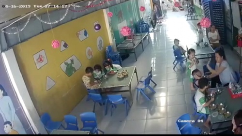 Phẫn nộ bảo mẫu đánh liên tiếp vào đầu trẻ để... chống ói phan no bao mau danh lien tiep vao dau tre de chong oi
