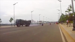 video soc canh xe tai tong gay hang rao roi lao thang xuong song tai xe tu vong