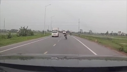 video nam thanh nien di xe may dung chan day o to giua pho ha noi