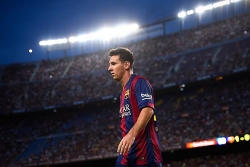 video fan nhi 6 tuoi cua barcelona tang va re bong tren may chay bo hut trieu view