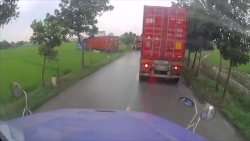 video hai hung 3 xe container chen nhau che kin het mat duong