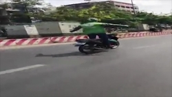 Video: Thanh niên mặc áo Grab 