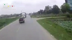 video o to quay dau au bao hai cho 2 xe tai