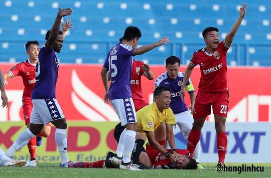 Video: Cầu thủ Bình Dương suýt cắn lưỡi, may mắn được trọng tài cứu sống video cau thu binh duong suyt can luoi may man duoc trong tai cuu song