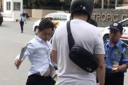 video phan no canh thai phu hat canh nong vao nguoi be gai 11 thang tuoi