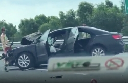 video hai hung xe tai tu lat nghieng toe lua trong ham cao toc