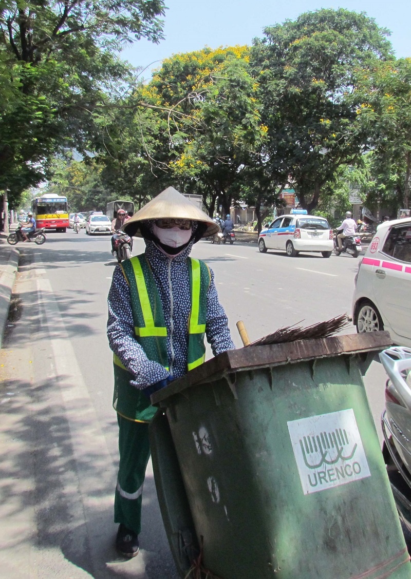 Chùm ảnh: Muôn kiểu tránh nóng của người Hà Nội trong "chảo lửa" hơn 40 độ C chum anh muon kieu tranh nong cua nguoi ha noi trong chao lua hon 40 do c