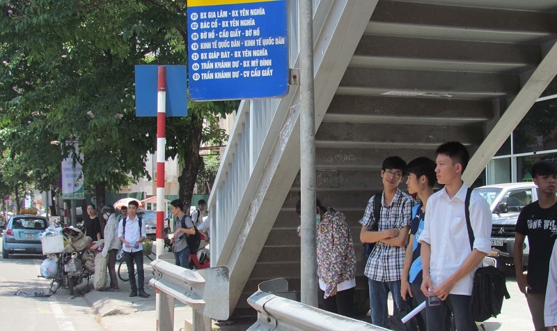 Chùm ảnh: Muôn kiểu tránh nóng của người Hà Nội trong "chảo lửa" hơn 40 độ C chum anh muon kieu tranh nong cua nguoi ha noi trong chao lua hon 40 do c