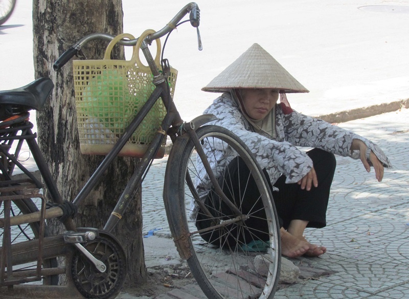 Chùm ảnh: Muôn kiểu tránh nóng của người Hà Nội trong "chảo lửa" hơn 40 độ C chum anh muon kieu tranh nong cua nguoi ha noi trong chao lua hon 40 do c