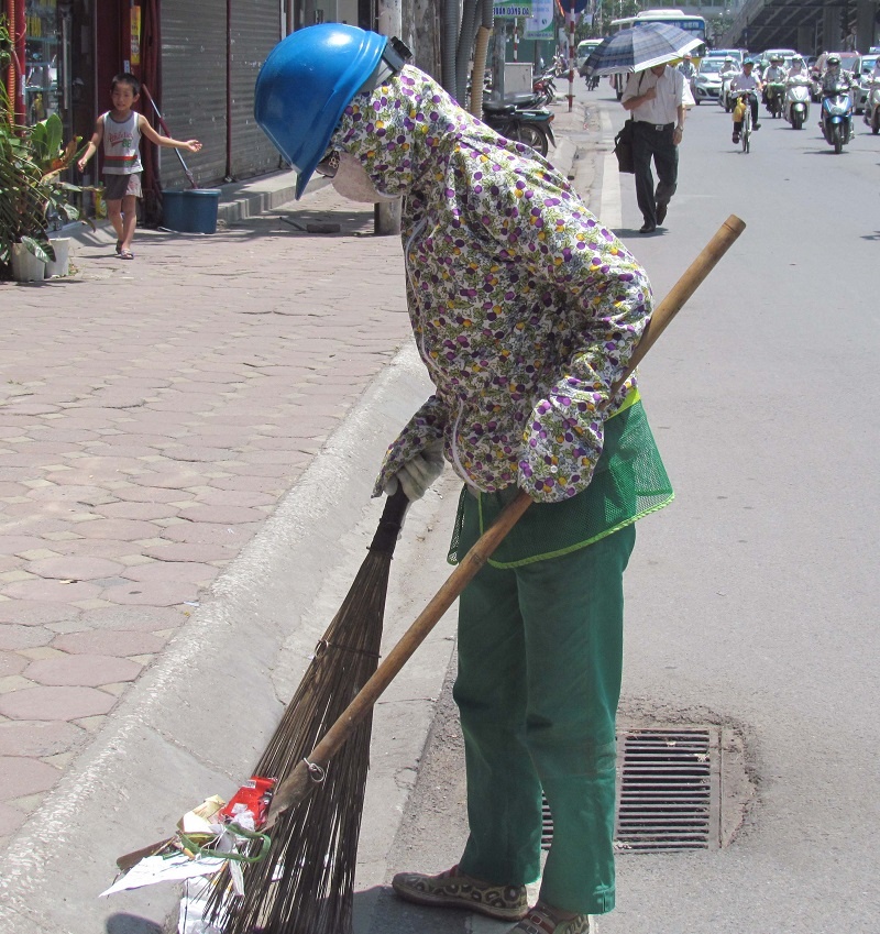 Chùm ảnh: Muôn kiểu tránh nóng của người Hà Nội trong "chảo lửa" hơn 40 độ C chum anh muon kieu tranh nong cua nguoi ha noi trong chao lua hon 40 do c