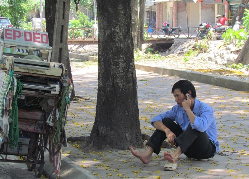 Chùm ảnh: Muôn kiểu tránh nóng của người Hà Nội trong "chảo lửa" hơn 40 độ C chum anh muon kieu tranh nong cua nguoi ha noi trong chao lua hon 40 do c